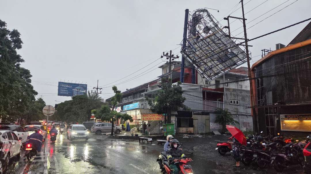 Sebuah papan reklame roboh dihantam angin kencang di Jalan Tidar, Surabaya, Selasa 3 Februari 2026. (Foto: Fariz Yarbo/Ngopibareng.id)