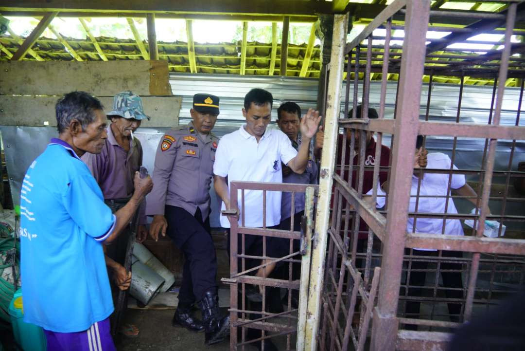 Evakuasi seorang ODGJ di Ponorogo yang dilakukan Polres Ponorogo, Dinas Sosial untuk dirawat di RSJ Menur Surabaya. (Foto: dok/polres ponorogo di X)