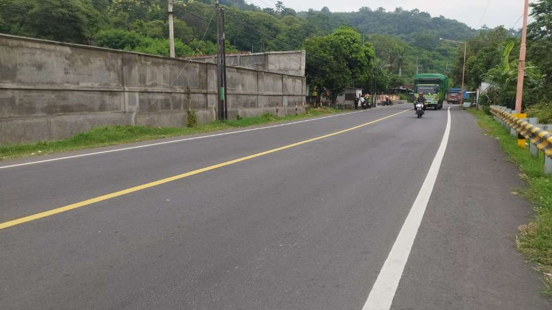 Di jalan ini korban dikeroyok belasan anak punk. (Foto: Muh Hujaini/Ngopibareng.id)