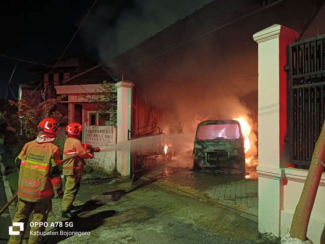 Satu unit mobil terbakar di Jalan Sulaiman, Klangon Bojonegoro pada Kamis 5 Februari 2026 malam.(Foto: dok/damkarmat bojonegoro)