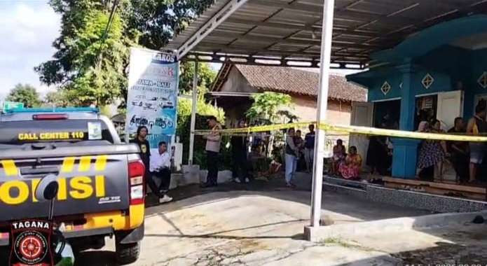 Polisi melakukan olah TKP penemuan bayi di Kaliwates (Foto: Rusdi/Ngopibareng.id)