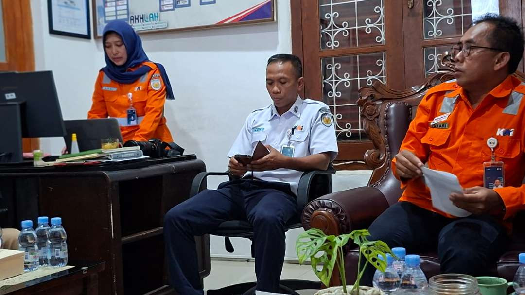 Manager Humas Daop 7 Madiun, Tohari, menegaskan keselamatan perjalanan menjadi prioritas utama dalam masa angkutan Lebaran. (Foto: Fendi/Ngopibareng.id)
