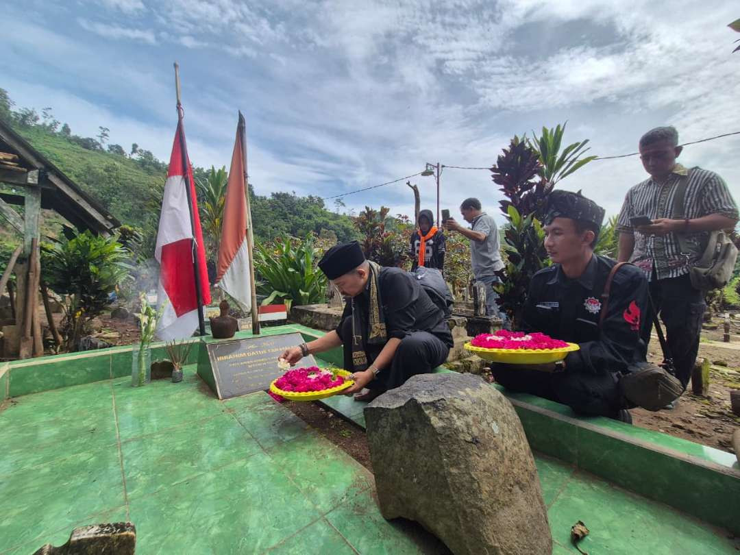 Puluhan mahasiswa dari berbagai daerah bersama komunitas masyarakat menggelar doa bersama dan refleksi kebangsaan dalam rangka memperingati Haul ke-77 Ibrahim Datuk Tan Malaka. (Foto: Istimewa)
