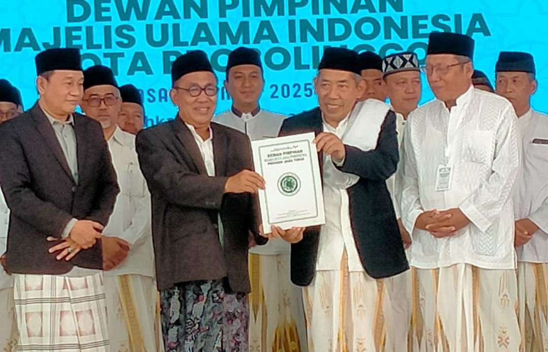 Ketua Umum DP MUI Kota Probolinggo, Prof. Dr. KH. M. Sulthon (pegang stopmap, kanan) usai dikukuhkan di Aula MAN 2 Kota Probolinggo. (Foto: Ikhsan Mahmudi/Ngopibareng id)
