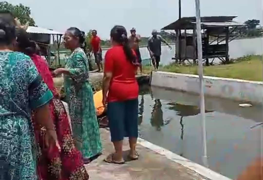Warga Desa Sugihwaras,Kecamatan Deket. Lamongan menyaksikan pencarian korban bocah tenggelam (Foto:Istimewa)