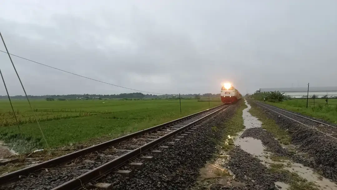 Perjalanan kereta api terganggu akibat genangan banjir di Stasiun Tegowanu - Stasiun Brumbung. Senin 16 Februari 2026 (Foto: Dok. KAI Daop 4 Semarang)