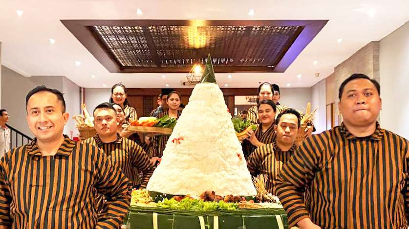Arakan nasi gunung bandeng di iringi musik patrol, jadi ikon buka puasa salah satu hotel di Sidoarjo. (Foto: Aini Arifin/Ngopibareng.id)