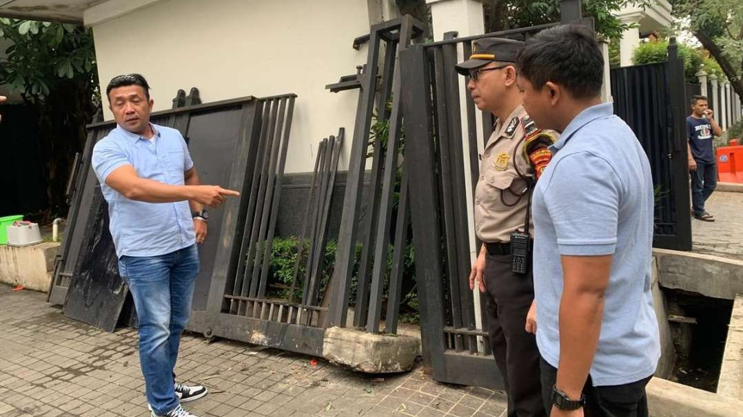 Pagar rumah nantan Wapres JK di Jakarta ambruk diseruduk mobil yang dikemudikan seorang perempuan. Petugas saat melakukan olah TKP. (Foto: Istimewa)