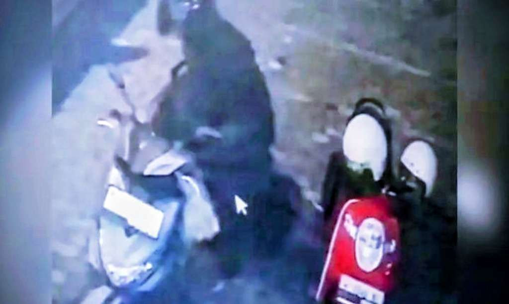 Pria pelaku pencurian belanjaan bahan kebutuhan pangan untuk makan sahur milik ibu rumah tangga di Bondowoso terekam CCTV toko modern. (Foto: Tangkapan Layar)
