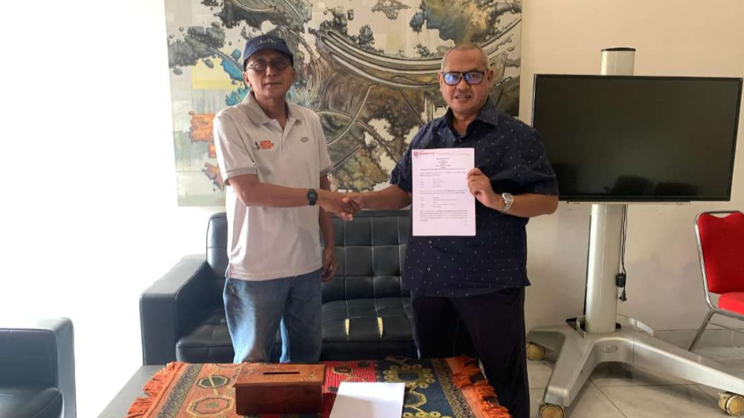 Perwakilan dari Ngopibareng.id, Mochamad Djamil bersama Founder Indonesia Soccer Academy, Imam Syafii. (Foto: Dok. Ngopibareng.id)