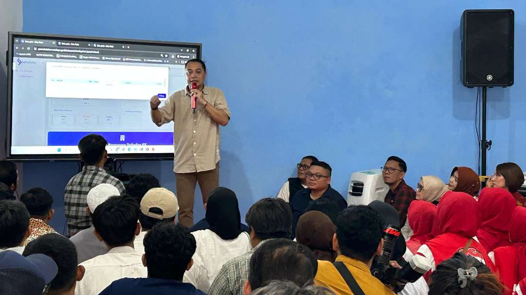 Walikota Surabaya, Eri Cahyadi saat mengunjungi RW 9 Lemah Putro, Kelurahan Embong Kaliasin, Kecamatan Genteng pada Sabtu, 21 Februari 2026. (Foto: Putra Pradana/Ngopibareng.id)