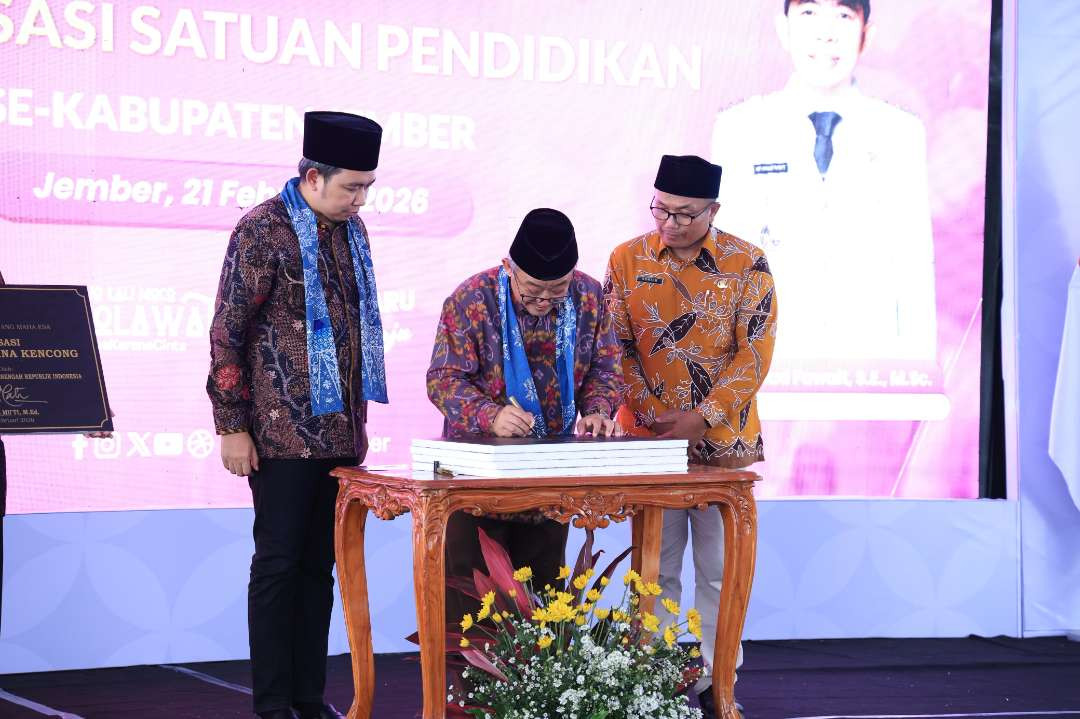 Menteri Pendidikan Dasar dan Menengah RI, Abdul Mu'ti meresmikan ratusan unit revitalisasi satuan pendidikan di Jember (Foto: Dokumentasi Diskominfo Jember)
