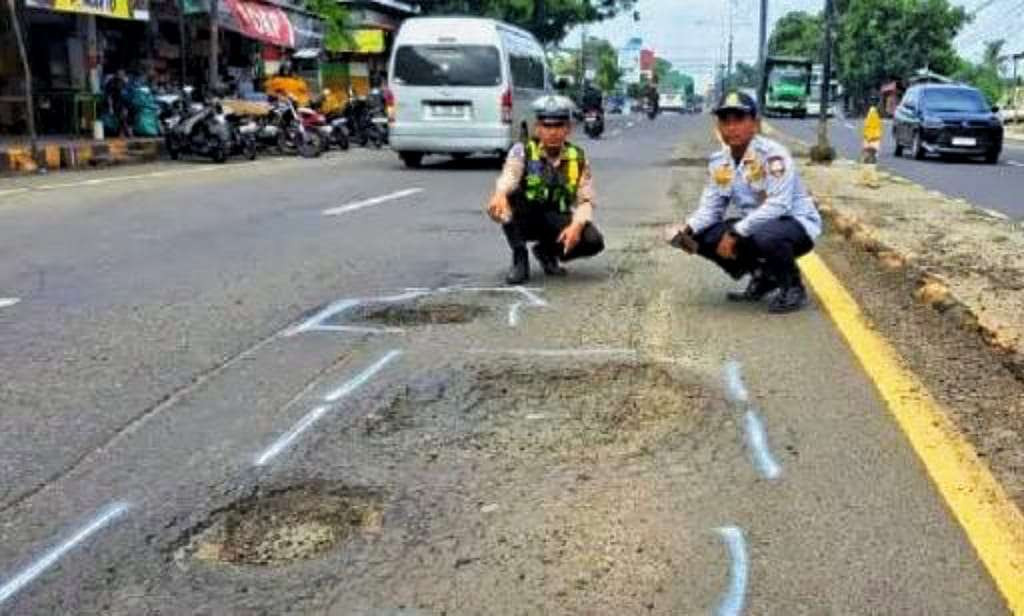 Satlantas Polres Situbondo dan Dishub menandai jalan berlubang dan bergelombang di Jalur Pantura Situbondo.(Foto:Satlantas Polres Situbondo)