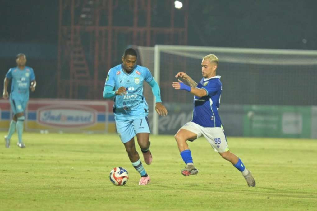 Penampilan pemain Persela Jhonena sebelum diganjar kartu merah oleh wasit (Foto:Istimewa)