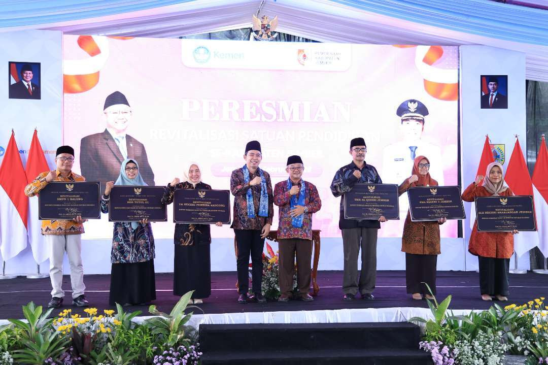 Foto bersama usai peresmian revitalisasi sekolah di Jember (Foto: Dokumentasi Diskominfo Jember)