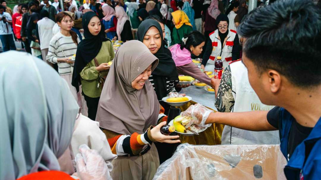 Pembagian takjil oleh Unesa di hari pertama yang terletak di depan gerbang Kampus 2 Lidah Wetan. (Foto: Istimewa)