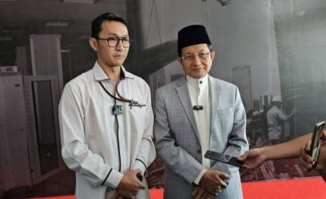 Menag Nasaruddin Umar (kanan) didampingi juru bicara KPK Budi Prasetyo menjelaskan kepada wartawan terkait penggunaan pesawat pribadi. (Foto: Istimewa)