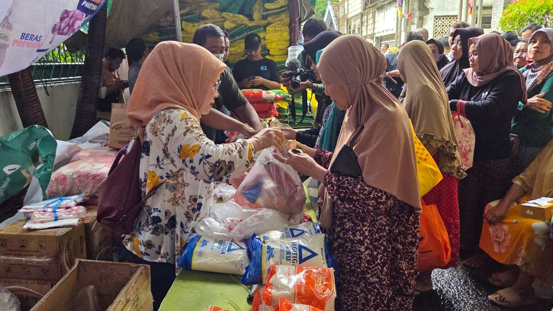 Warga membeli bahan pokok di pasar murah di Jemur Wonosari Gang Lebar, Surabaya, Senin 23 Februari 2026. (Foto: Fariz Yarbo/Ngopibareng.id)