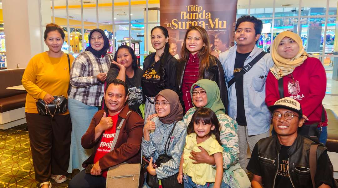 Aktor utama film, Acha dan Meriam Bellina menyapa penonton di Sidoarjo. (Foto: Aini Arifin/Ngopibareng.id)