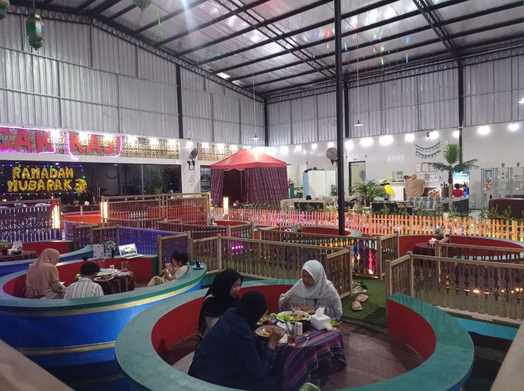 Konsep ruangan Cak Kaji Cafe dan Resto. (Foto: Rusdi/Ngopibareng.id)