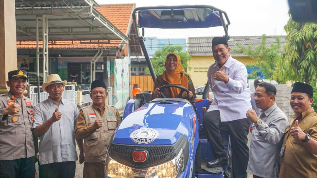 Penyerahan alsintan untuk petani Desa Gedang Rowo, Prambon, Sidoarjo. (Foto: Aini Arifin/Ngopibareng.id)