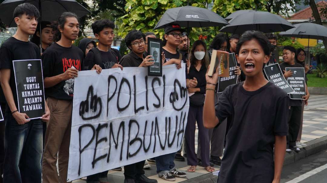 Aksi solidaritas untuk Arianto Tawakal yang digelar Aksi Kamisan Surabaya di depan Gedung Grahadi, tepatnya di Taman Apsari. (Foto: Putra Pradana/Ngopibareng.id)