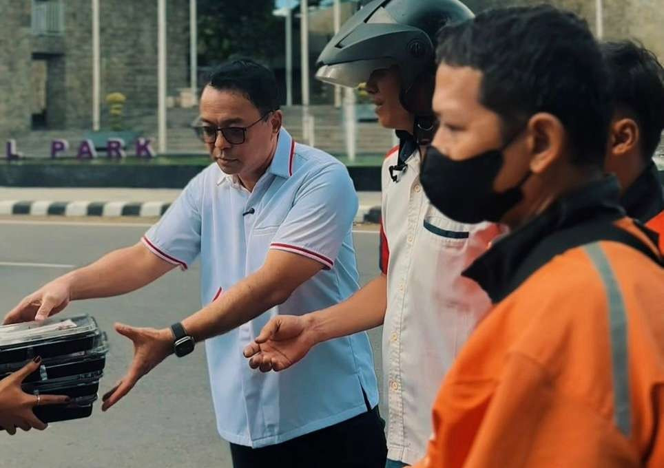 Pulung Agustanto, pererat  tali silaturahmi dengan konstituennya. Legislator dari Dapil Jawa Timur VI turun langsung ke jalan untuk membagikan paket takjil dan makanan berbuka (foto:istimewa)