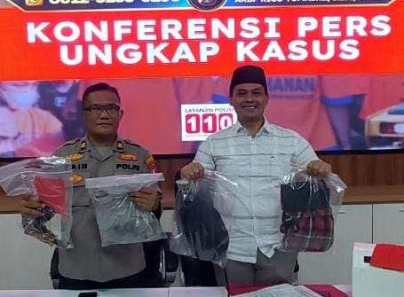 Kasat Reskrim Polres Probolinggo Kota, AKP Zaenal Arifin (kanan) menunjukkan sejumlah barang bukti pencurian dengan tersangka AE. (Foto: Ikhsan Mahmudi/Ngopibareng.id)