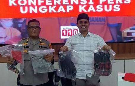 Kasat Reskrim Polres Probolinggo Kota, AKP Zaenal Arifin (kanan) menunjukkan sejumlah barang bukti pencurian dengan tersangka AE. (Foto: Ikhsan Mahmudi/Ngopibareng.id)