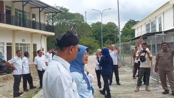 Wakil Bupati Nurul Azizah bersama jajaran di Rumah Potong Hewan (RPH) Banjarsari, Kecamatan Trucuk, yang dikelola Dinas Peternakan dan Perikanan Bojonegoro. (Foto: Tangkapan layar medsos).