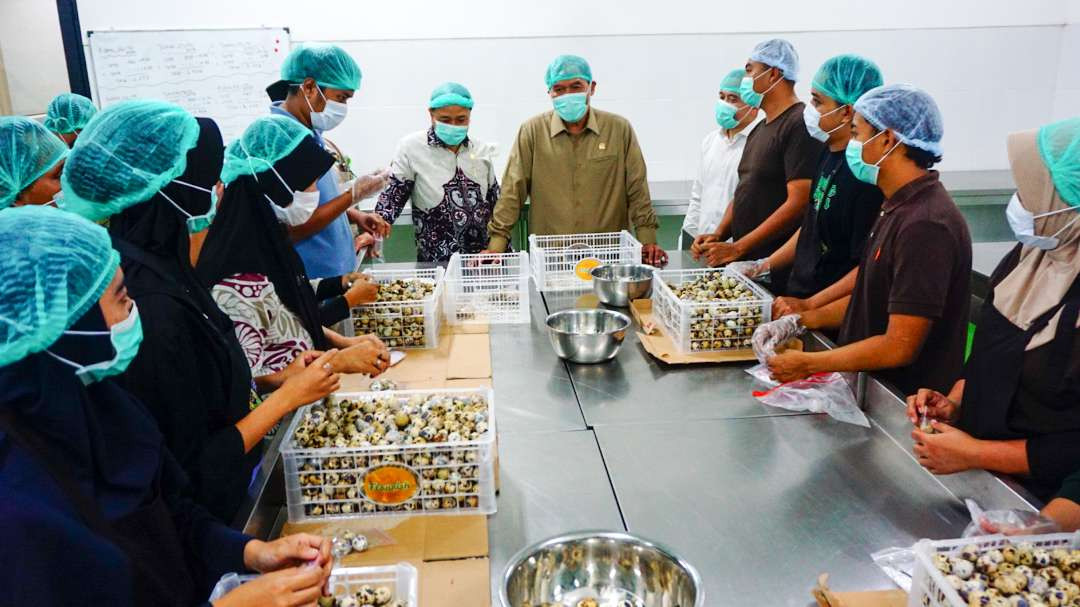DPR RI Bambang Haryo pantau dapur SPPG Desa Suko, Sidoarjo. (Foto:Aini Arifin/Ngopibareng.id)
