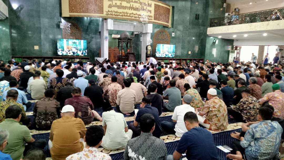 Jemaah Masjid Baitut Tholibin Komplek Kantor Kemdikdasmen Jakarta mengikuti bedah buku berjudul " 35 Kisah Saat Maut Menjemput" karya ustad  Abdul Somad. (Foto: Asmanu Sudarso/Ngopibareng.id)