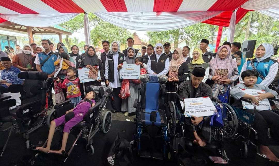 Gubernur Jawa Timur Khofifah Indar Parwansa dan Bupati Banyuwangi Ipuk Fiestiandani bersama penyandang disabilitas yang menerima bantuan ASPD. (Foto: Muh Hujaini/Ngopibareng.id)