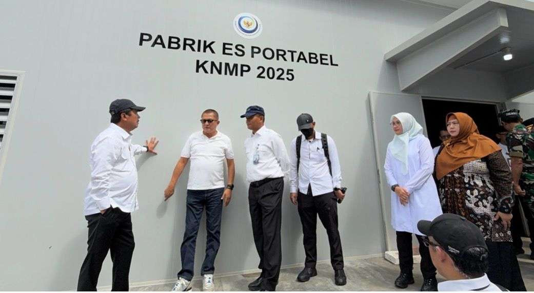 Menteri KKP Sakti Wakyu Trenggono meninjau pabrik es portable di komplek KNMP Banyuwangi didampingi Bupati Banyuwangi Ipuk Fiestiandani. (Foto: Muh Hujaini/Ngopibareng.id)