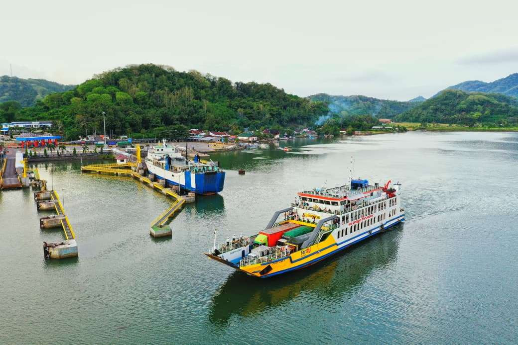 Aktivitas penyeberangan di sekitar Pelabuhan Lembar. (Foto: Istimewa)
