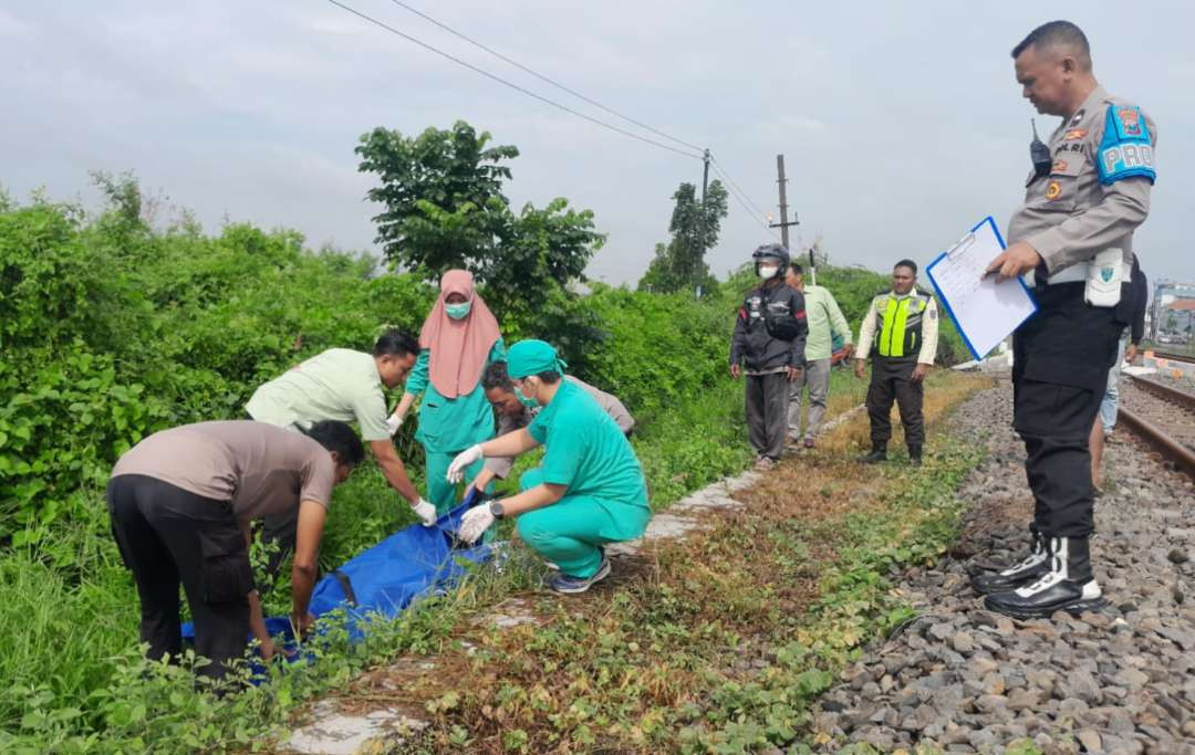 Evakuasi korban kecelakaan lelaki tidak dikenal ditabrak kereta api di Lamongan (Foto:Istimewa)