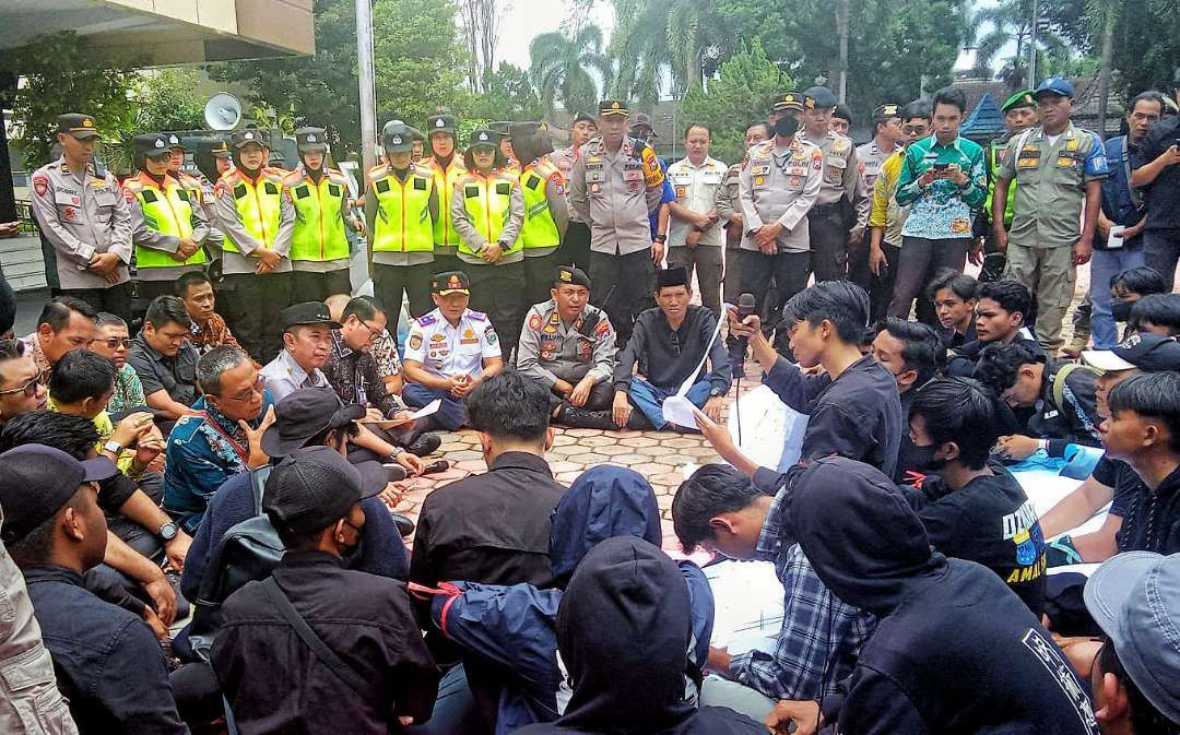Mahasiswa aksi unjuk rasa menyoroti komposisi APBD ditemui langsung Bupati Bondowoso Abdul Hamid Wahid.(Foto:Guido/Ngopibareng.id)