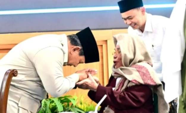 Presiden Prabowo Subianto mencium tangan Pengasuh Pondok Pesantren Al-Falah Ploso, Mojo, Kediri, KH Nurul Huda Djazuli. (Foto: BPMI Setpres)