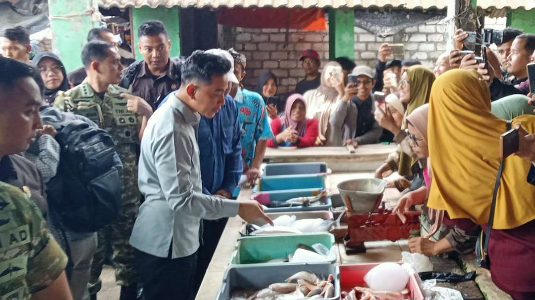 Wapres meninjau pasar ikan di Desa Glondonggede, Kecamatan Tambakboyo, Kabupaten Tuban (Foto:Khoirul Huda/Ngopibareng.id)