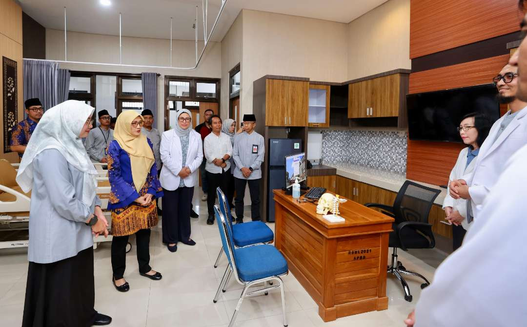 Bupati Banyuwangi meninjau layanan Poli Eksekutif RSUD Blambangan. (Foto: Istimewa)