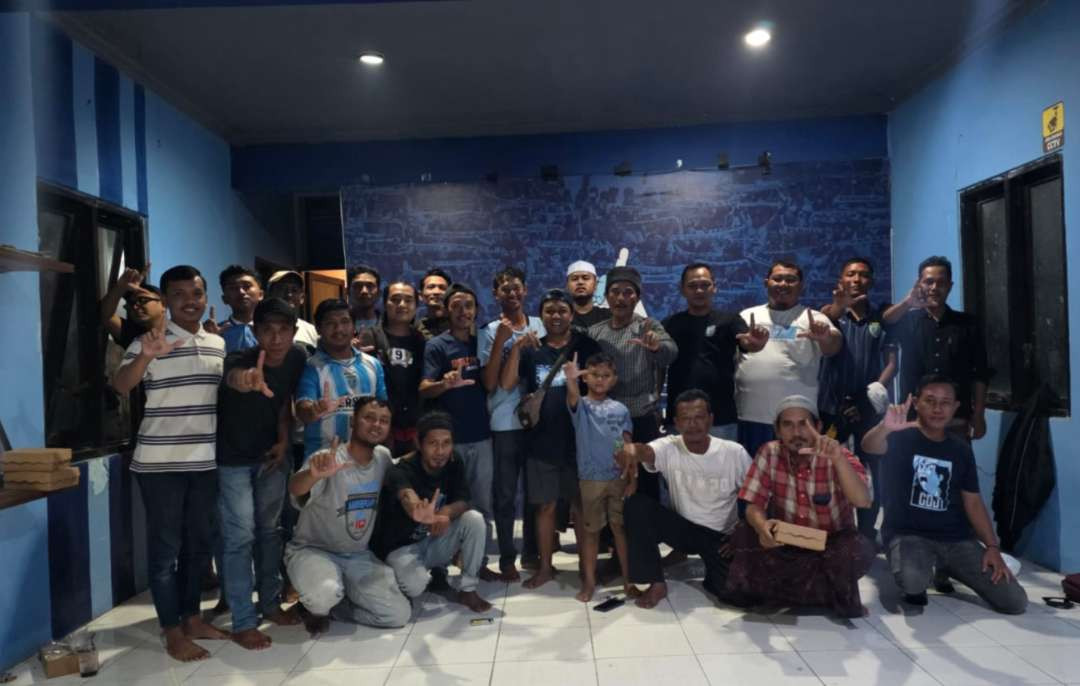 Kelompok supporter Oersela, L.A Mania setelah melakukan konsolidasi sekaligus pembentukan pengurus baru (Foto:Istimewa)