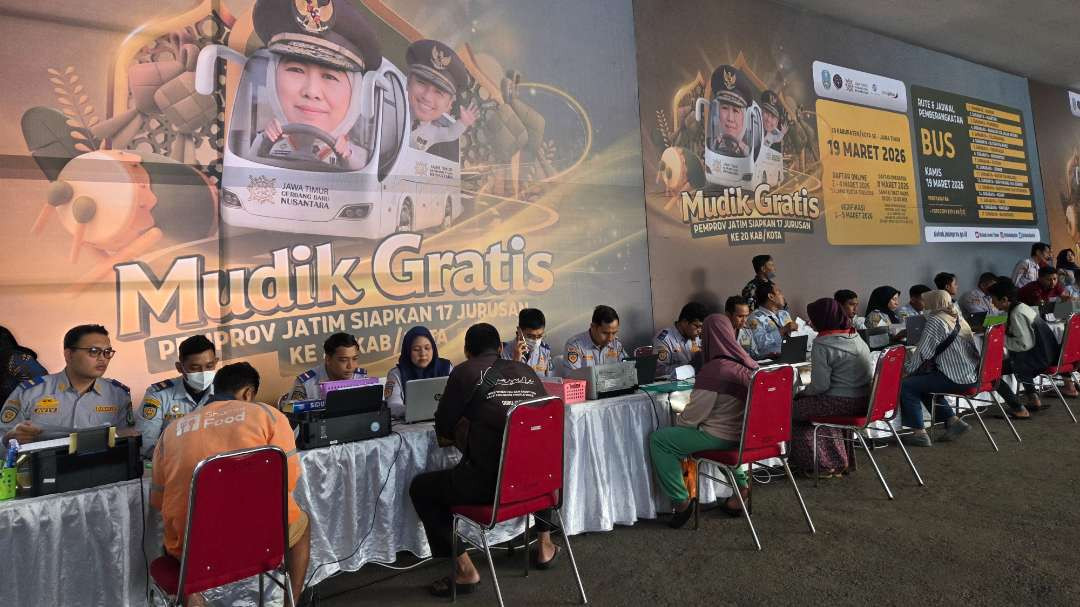 Warga menjalani pendaftaran Mudik Gratis Jatim 2026 di Kantor Dishub Jatim, Surabaya, Minggu 8 Maret 2026. (Foto: Fariz Yarbo/Ngopibareng.id)