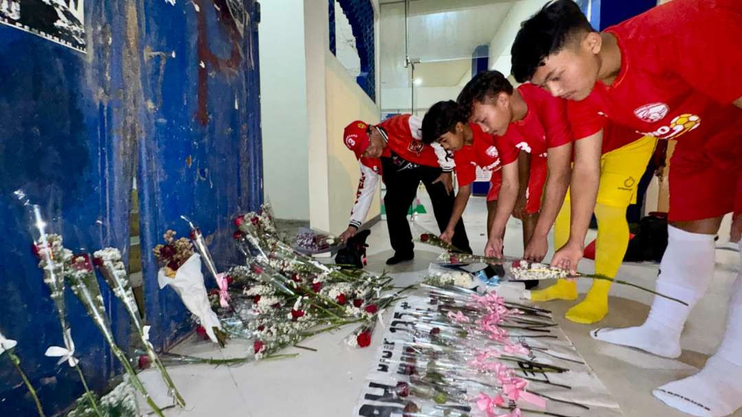 Peserta seleksi Banteng Jatim U17 melakukam tabur bunga mengenang Tragedi Kanjuruhan. (Foto: Istimewa)
