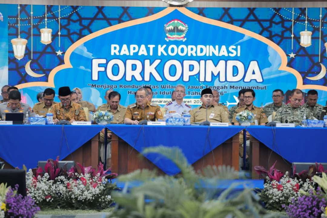 Gubernur Jawa Tengah Ahmad Luthfi dan Wakil Gubernur Jawa Tengah Taj Yasin saat rapat koordinasi lintas sektoral menyambut arus mudik-balik dan perayaan idulfitri di gedung Gradhika Bhakti Praja, Kota Semarang Senin, 9 Maret 2026.(Foto: Dok/Pemprov Jateng)