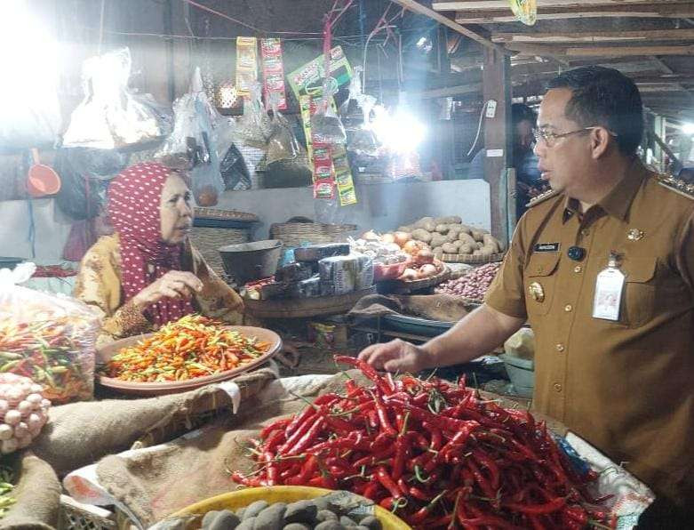 Walikota Probolinggo, dr. Aminuddin saat mengecek harga cabai rawit di Pasar Baru. (Foto: Ikhsan Mahmudi/Ngopibareng.id)