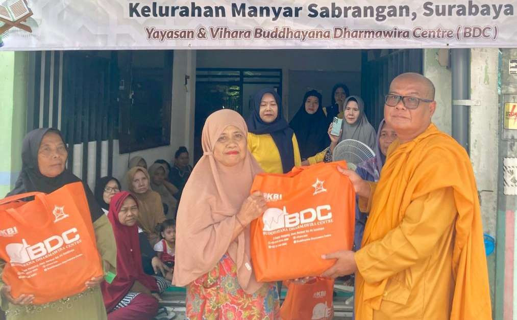 Bhiksu Vihara BDC Surabaya Bhante Dharmamaitri Mahathera.secara simbolis menyerarahkan bingkisan Ramadan kepada warga Manyar Sabrangan. (Foto: Istimewa)