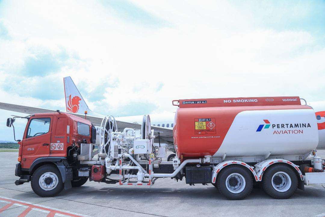 Truk tangki milik Pertamina yang tengah mengisi BBM jenis avtur di salah satu bandara di tanah air, pada Ramadan dan persiapan Idul Fitri 2026. (Foto: Dok/Pertamina)