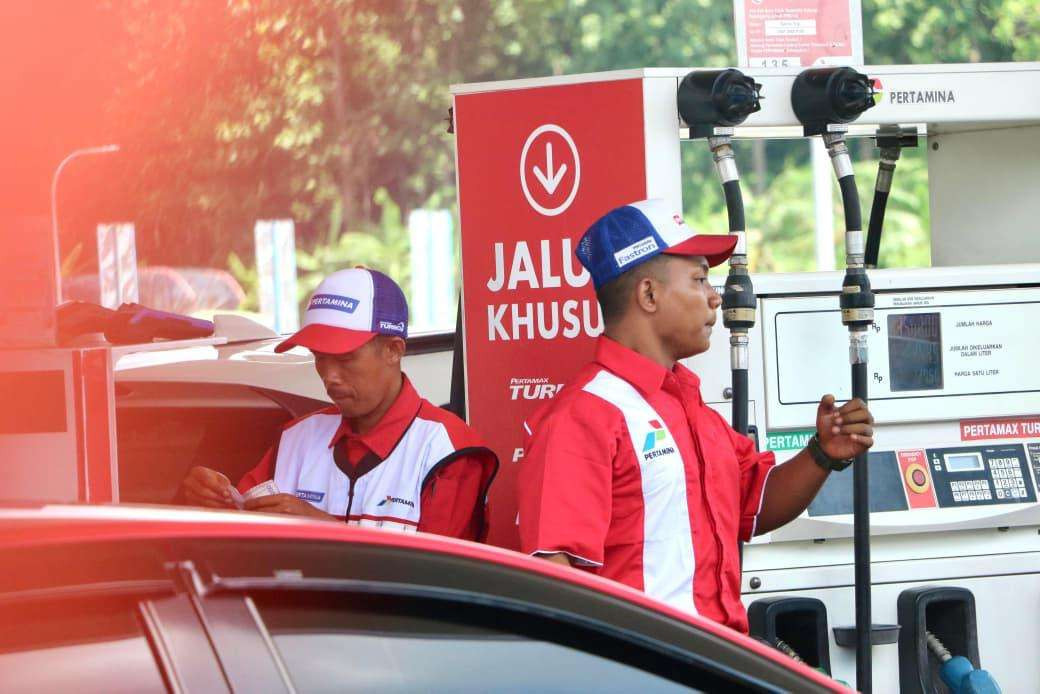 Petugas saat melayani pelanggan di salah satu SPBU. Pertamina Patra Niaga Jatimbalinus pastikan pasokan BBM, LPG, dan Avtur aman selama Ramadan dan Idulfitri 2026 melalui Satgas RAFI. (Foto: Istimewa)