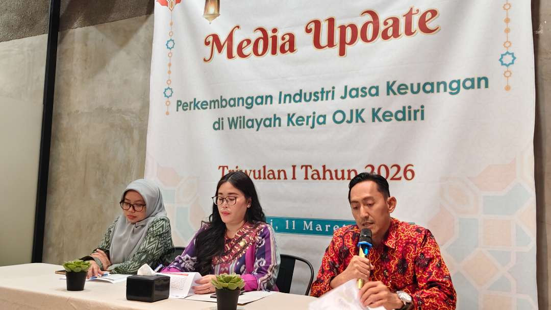 Kantor OJK Kediri menghimbau kepada masyarakat supaya  meningkatkan kewaspadaan terhadap potensi lonjakan aksi penipuan keuangan pasca hari raya Idulfitri (foto:Fendi Lesmana/ngopibareng.id)