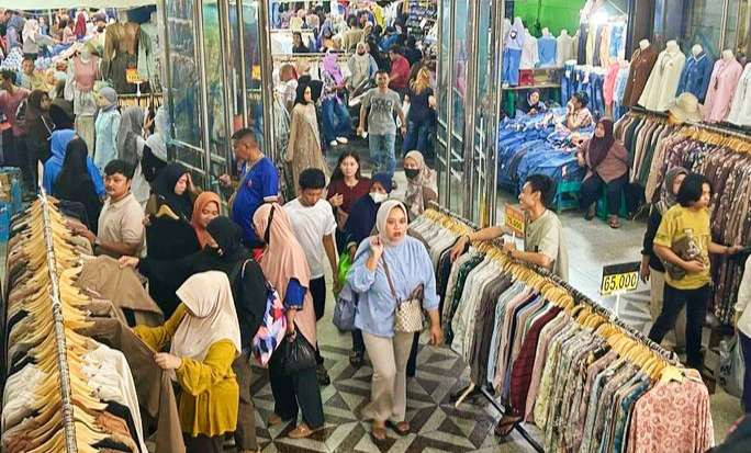 Suasana menjelang Hari Raya Idul Fitri 1447 Hijriah makin terasa di area Pasar Tanah Abang, Jakarta Pusat, meskipun nuansanya berbeda tidak seramai dulu. (Foto: Istimewa)